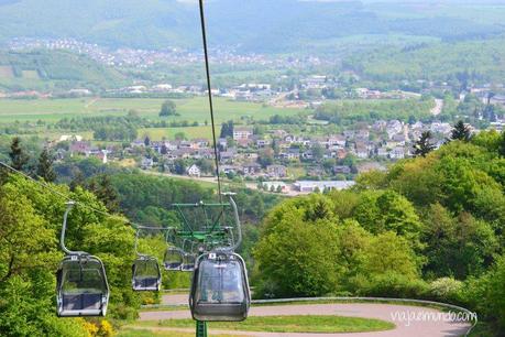 El teleférico deja ver los viñedos y Saarburg entero