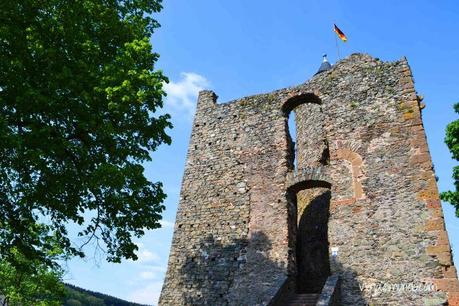 El castillo se asoma en la colina de Saarburg