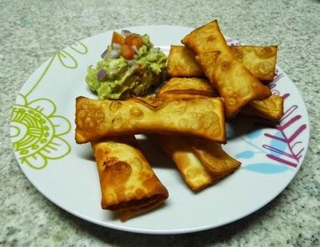 TEQUEÑOS RELLENOS DE QUESO CON SALSA DE GUACAMOLE