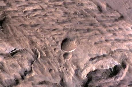 Meteorito en Marte deja un enorme cráter