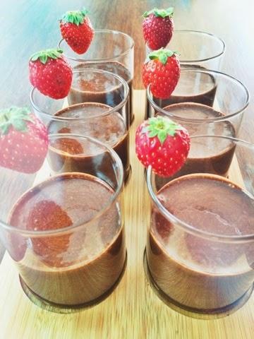 POSTRES. Mousse de chocolate con fresas