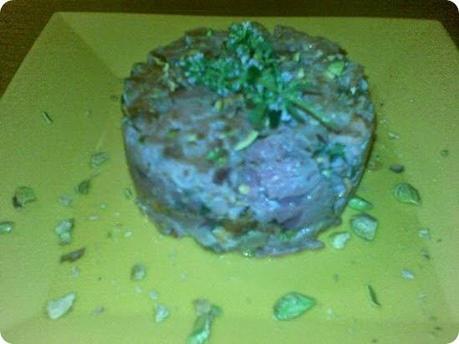 Tartare di tonno scottata con timo limone e pistacchi