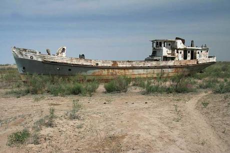 barco abandonado en el Mar de Aral
