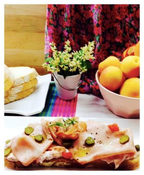 Tosta de crema de salami con mortadela y encurtidos