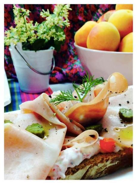 Tosta de crema de salami y mortadela detalle