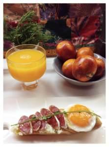 Tosta de fuet con huevo sobre crema de queso camembert