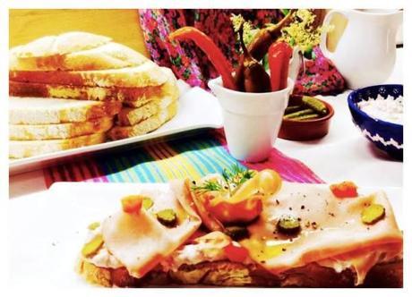 Tosta de crema de salami con mortadela, pepinillo y toque de pimienta_Fotor