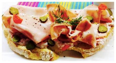 Tosta de crema de salami con mortadela