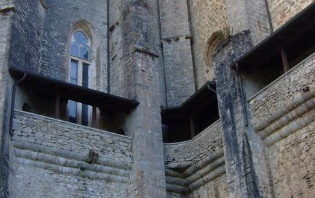 Vasconia en dos ruedas: Orduña, 2ª parte Detalle del guerrero paseo de ronda que flanquea la iglesia de Sta. María.