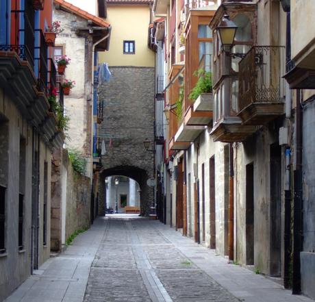 Una de las calles más antiguas de Orduña, que desemboca en la primera muralla.