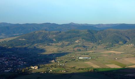 Según avanza la tarde, queda el valle medio en sombra bajo las crestas de Sierra Salvad.