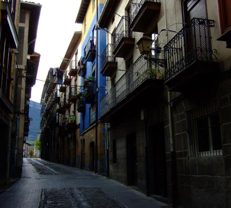 Una de las calles más antiguas de Orduña, que desemboca en la plaza.