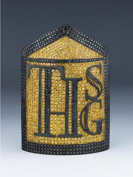 La insignia cuenta con diamantes negro y zafiros amarillos. 