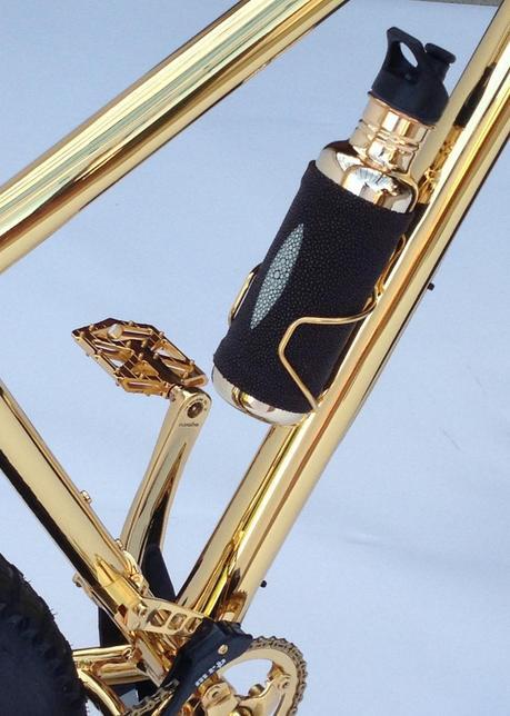 Incluso el portabidones es chapado en oro. 