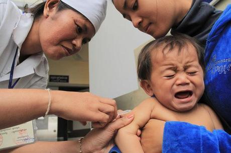 Un niño llora al recibir una vacuna en Mongolia. Foto: Banco Mundial
