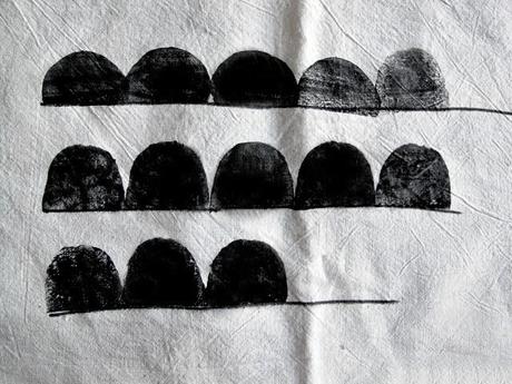 UN ORIGINAL CABECERO CON SEMICÍRCULOS Y UNA PATATA