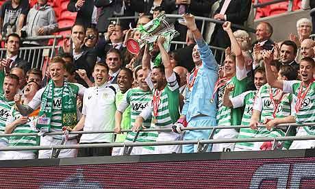 El Yeovil Town celebrando su ascenso de 2013 en Wembley fútbolLa hora de los valientesyeovil 008