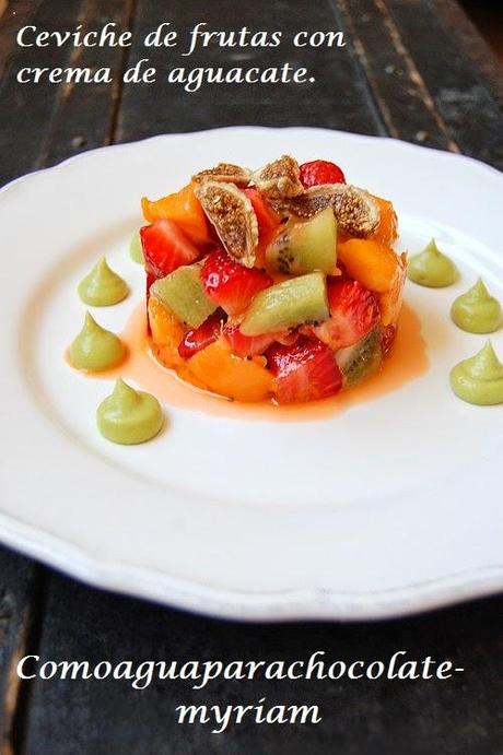 CEVICHE DE FRUTAS CON CREMA DE AGUACATE.