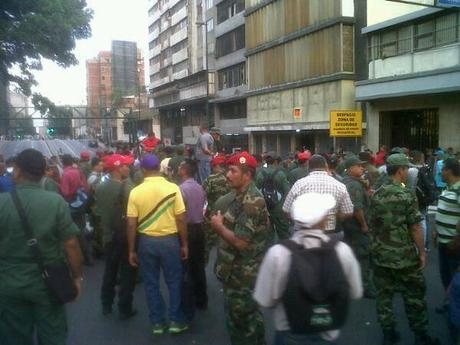Militares reprimen a militares en Caracas!