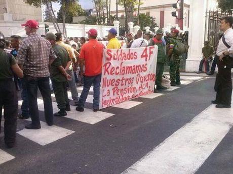 Foto: Protesta frente a Miraflores Soldados y militares del 4F que protestaban en el centro de Caracas,en alrededores d Miraflores x promesas incumplidas d renganche y pago de bonos x parte d Maduro. les lanzaron lacrimógenas 26M