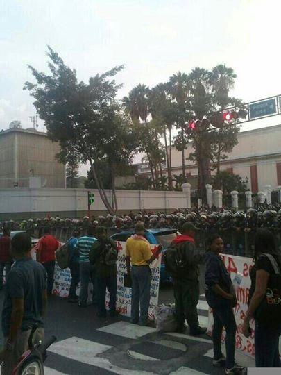 Foto: SE ESCUCHAN GRITOS, MILITARES PIDEN APOYO A LA SOC. CIVIL AL FRENTE DE MIRAFLORES.26M