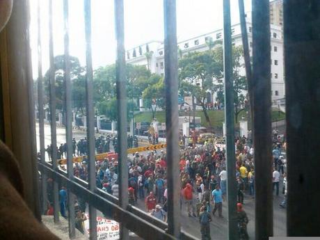 Militares reprimen a militares en Caracas!