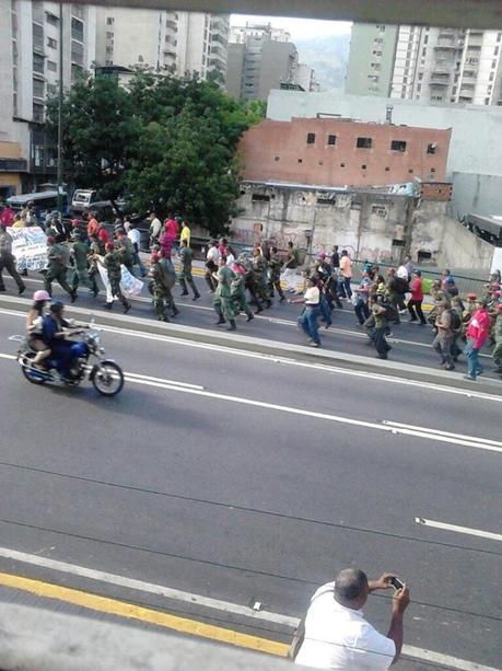 Militares reprimen a militares en Caracas!