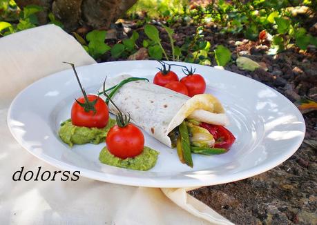 Fajitas de pimientos, pollo y guacamole
