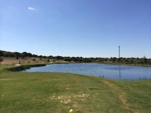 Hoyo 14, agua frontal y green al fondo