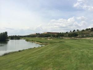 Acercandonos a la calle del 12, agua a la izda y fuera limites a derecha
