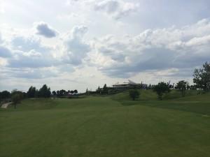 Llegando al Green del 18, junto a la casa club