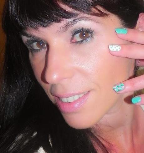 Maquillaje inspirado en nail art: Flores Vintage (look con Deborah)