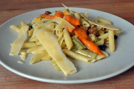 Macarrones agridulces con chorizo vegano picante.