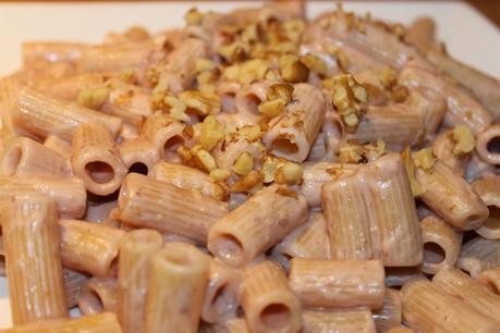 Macarrones en salsa de frutas del bosque y nueces
