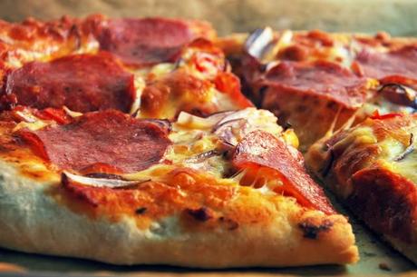 Pizza americana con salami y chili