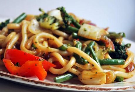 Udon salteados con verduras