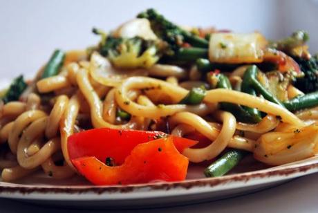 Udon salteados con verduras