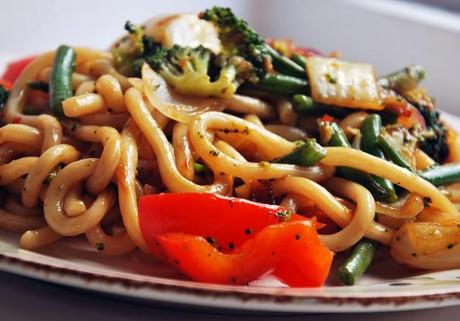 Udon salteados con verduras