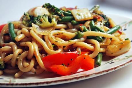 Udon salteados con verduras