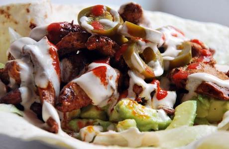 Fajitas de pollo con salsa de yogurt picante