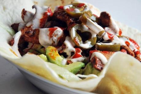 Fajitas de pollo con salsa de yogurt picante