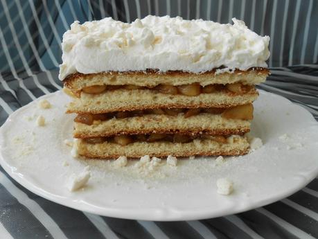 Postre de manzanas caramelizadas y nata con merengue