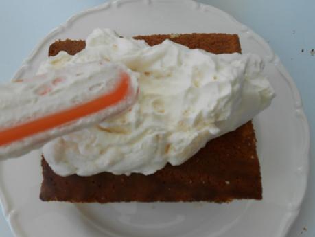 Postre de manzanas caramelizadas y nata con merengue