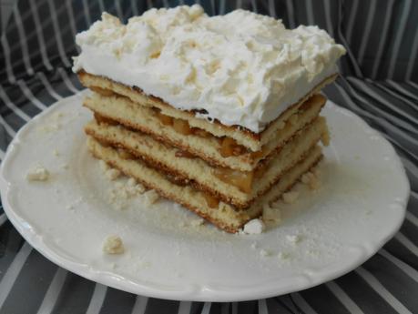 Postre de manzanas caramelizadas y nata con merengue