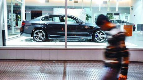 Vidriera. Un auto de lujo ayer en una concesionaria de la avenida Paseo Colón. Esta es la franja más afectada por la caída de las ventas. Pero todas las marcas sintieron el golpe. / LUCIANO THIEBERGER
