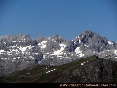 Transcantábrica Tarna-Ponga: Vista de la Peña Santa y macizo occidental