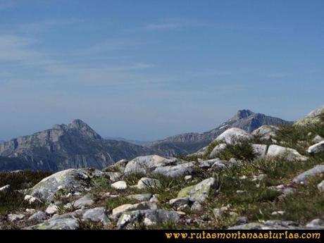 Transcantábrica Tarna-Ponga: Vista del Cantu Cabroneru desde Pozúa