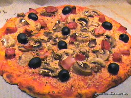 PIZZA DE JAMÓN DULCE, SALCHICHÓN  Y CHAMPIÑONES