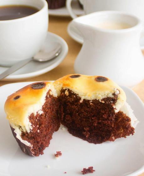 Cupcakes de Chocolate con Cobertura de Cheesecake Cupcakes de Chocolate con Cobertura de Cheesecake