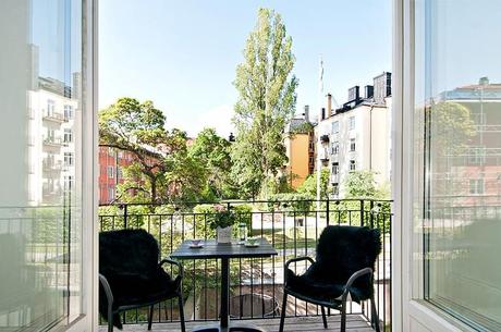 MEZCLA DE REVESTIMIENTOS Y SUTILES TOQUES DE COLOR EN UNA LUMINOSA VIVIENDA